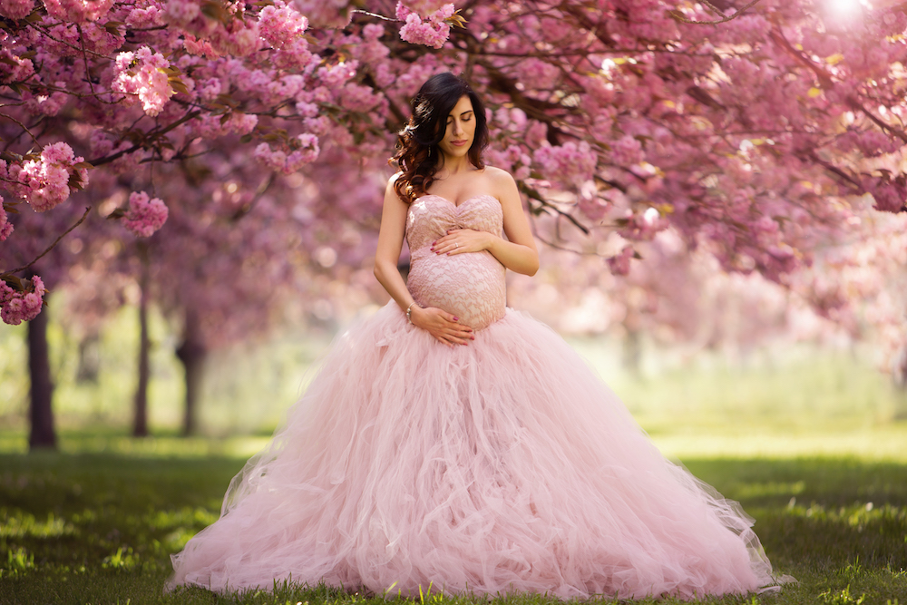 Photographe femme enceinte Paris avec robe tutu Photographe grossesse Paris au parc de sceaux lors de la floraison des cerisiers japonais french photographer for pregnant and pregnancy life in Paris pregnacy shooting Indoor or outdoor