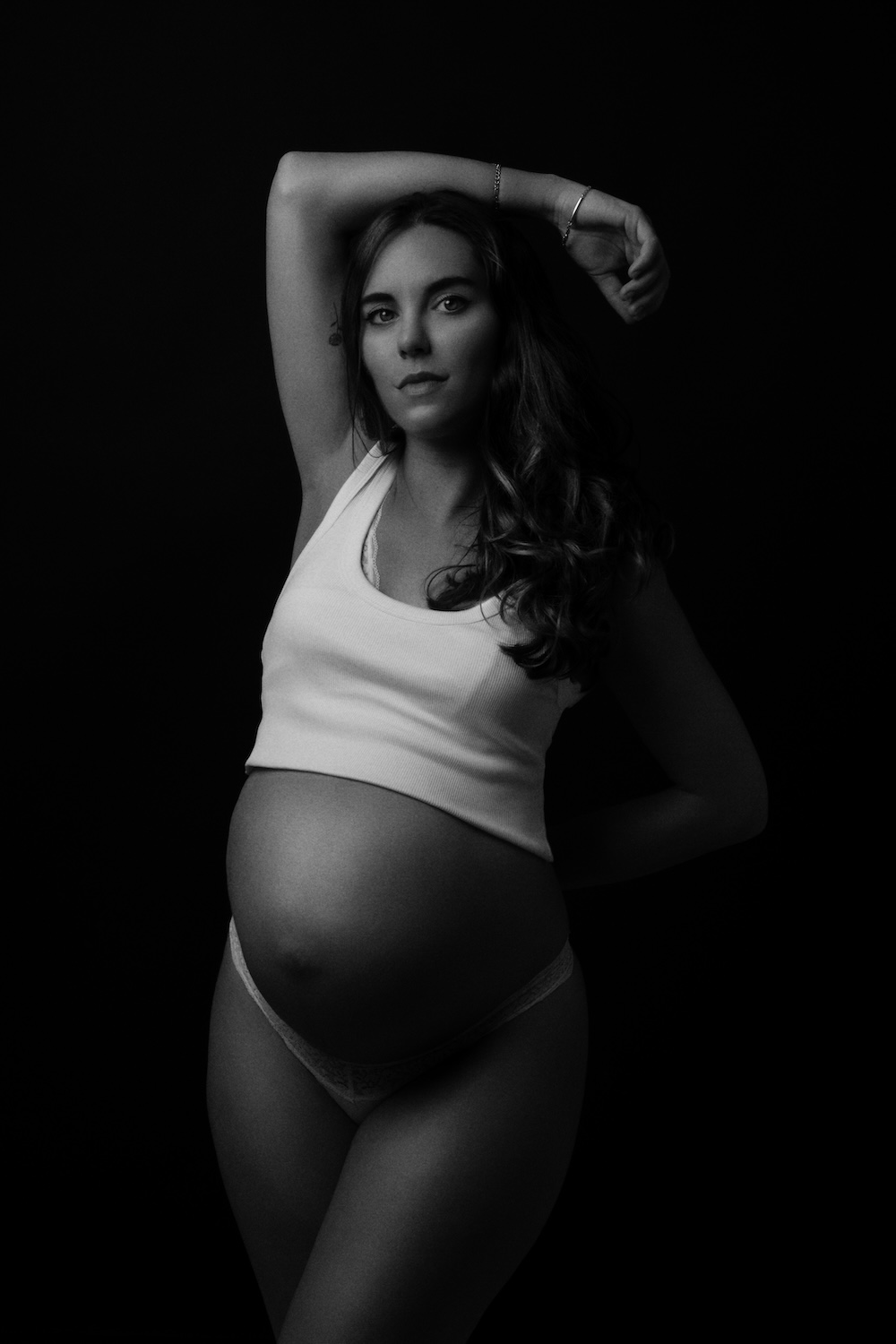 photographe-femme-enceinte-grossesse-studio-art-professionnel-pro-parisventre-sous-vetement-debardeur-jeanFQ3A5693 copie 3