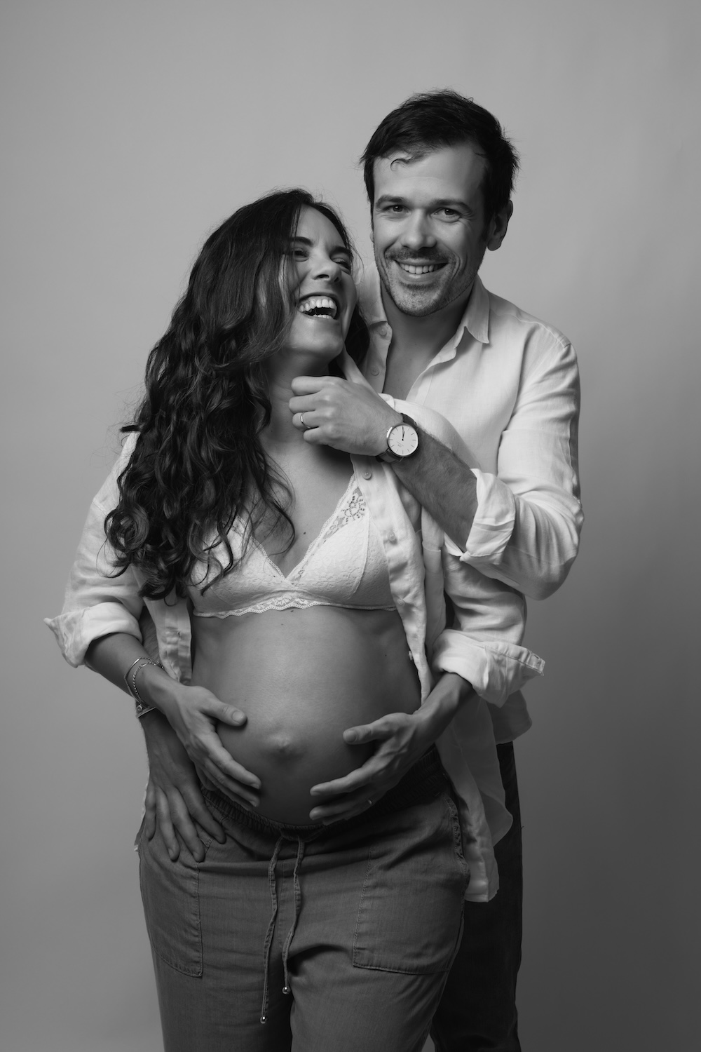 photographe-femme-enceinte-grossesse-studio-photo-professionnel-pro-art-beau-célébre-couple-amoureux-heureux-sourire-FQ3A5627 copie 2