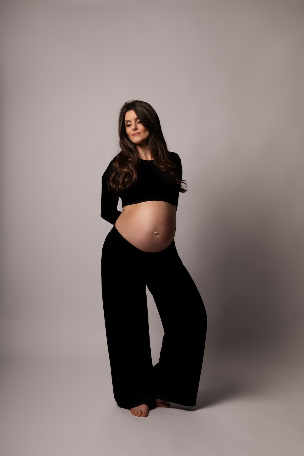 femme-enceinte-portrait-studio-photo-grossesse-encinte-maternité-