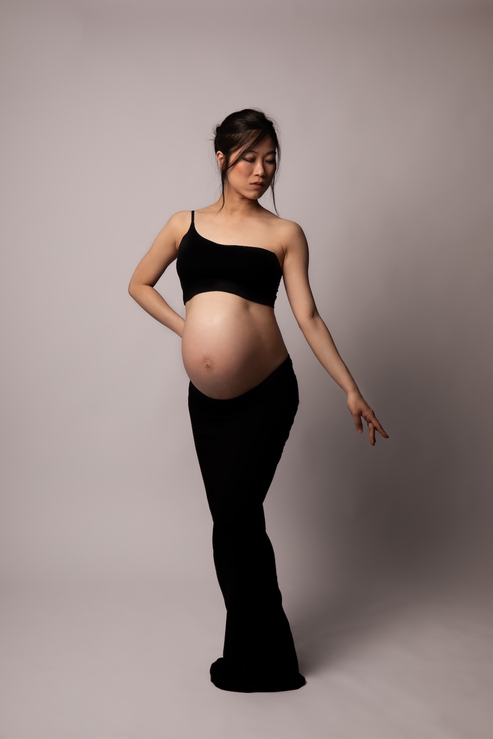 femme-enceinte-grossesse-photographe-studio-ventre-beauté